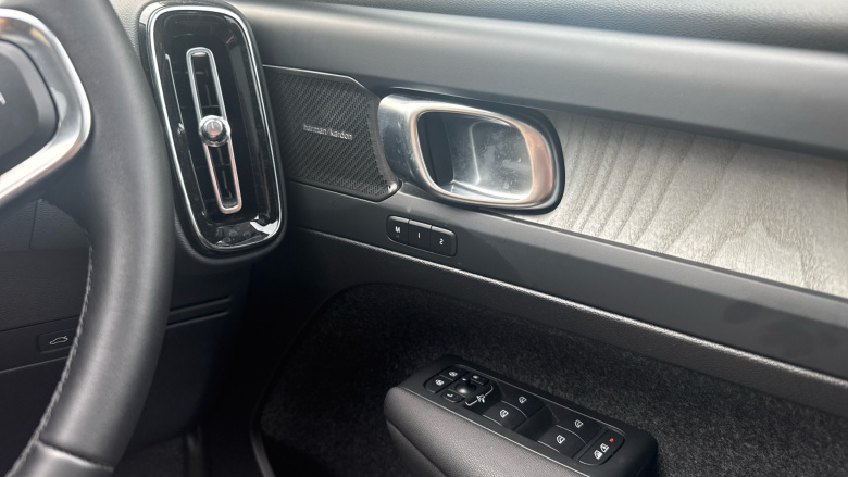 Volvo XC40 2.0 B3P Ultra Dark 5dr Auto Petrol Estate